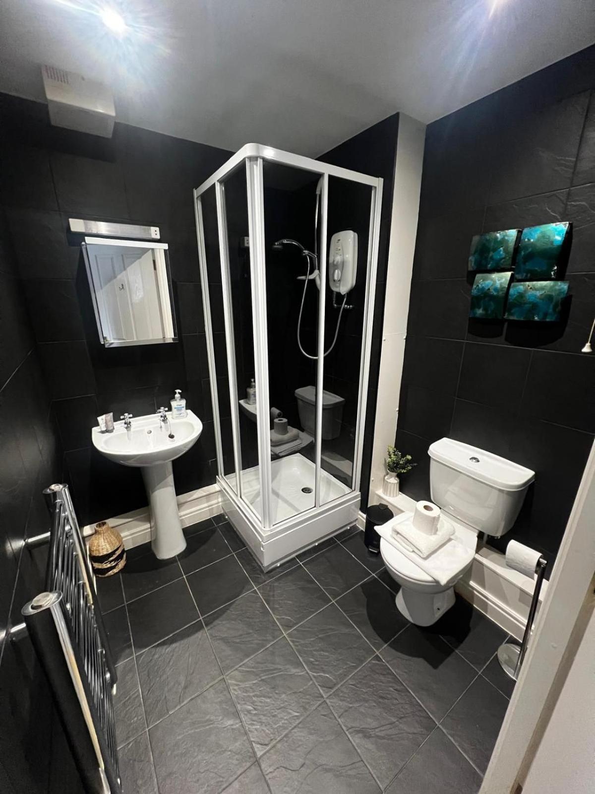 Majestic, Modern & Spacious Harbour-View Apartment With Parking Whitby Exterior photo